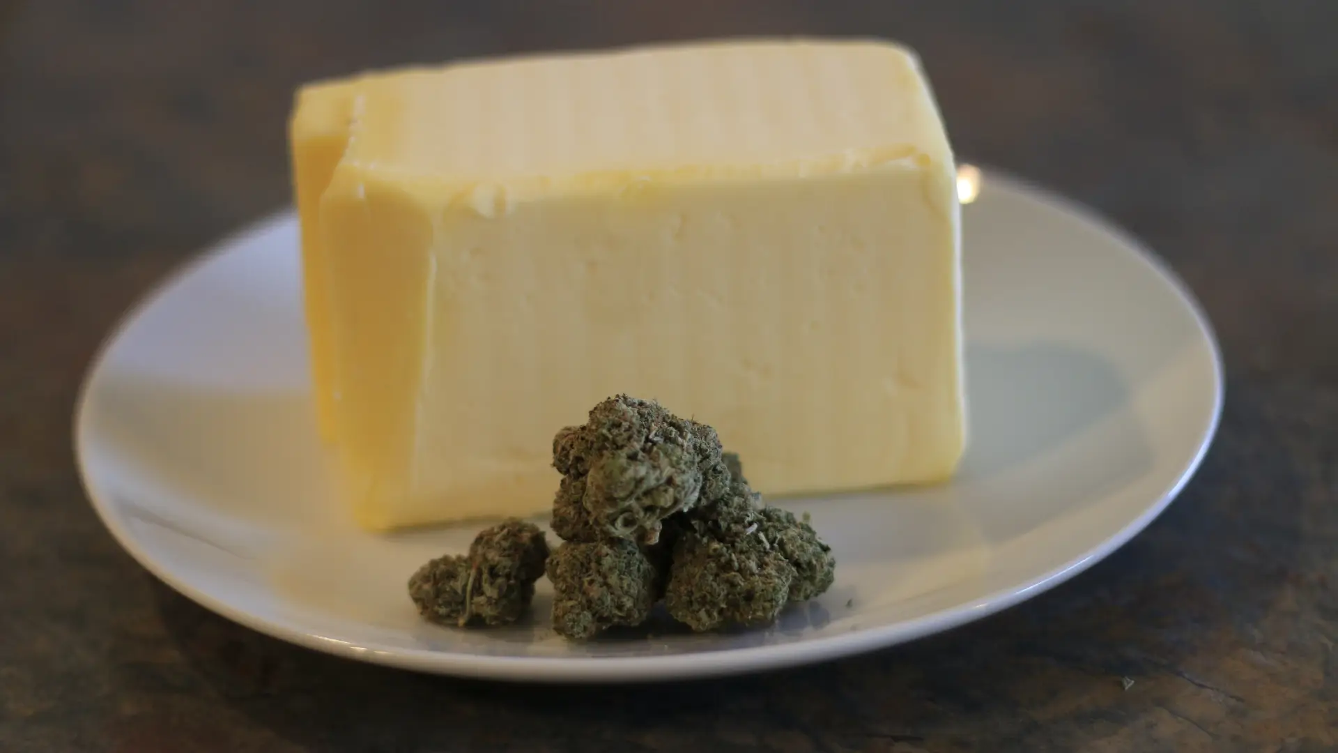 Cannabis Infusion Basics: Cannabutter, Oils, and Tinctures<br />
